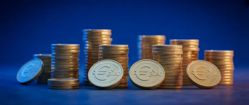 Casino payment method fees comparison showing free and paid deposit and withdrawal options